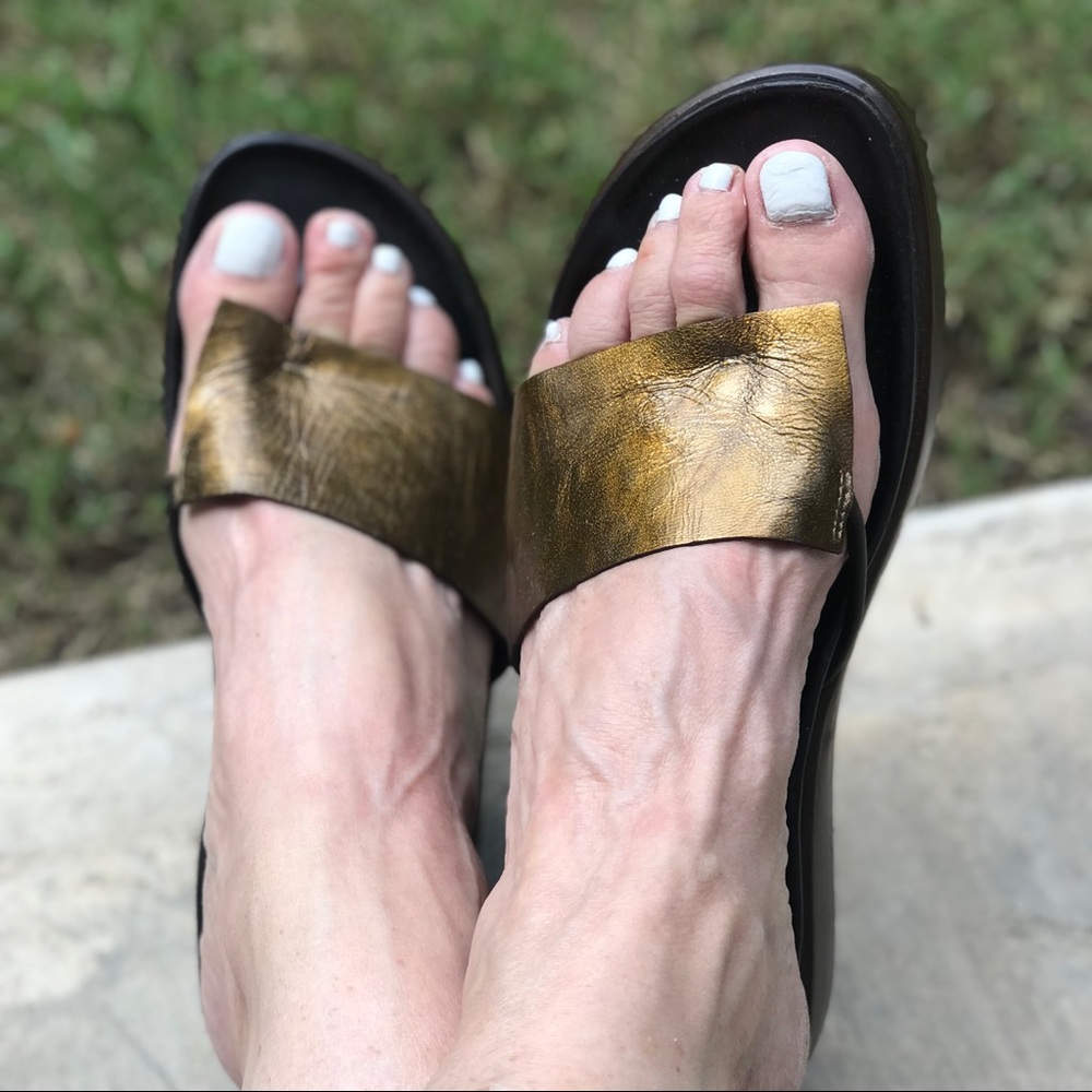 Donald Pliner Platform Slides / Sandals